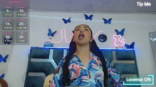 Snapshot of Roxan_Fox- chatting on October 13, 2025, 5:20 am Roxan Fox- online show from October 13, 2025, 5:20 am