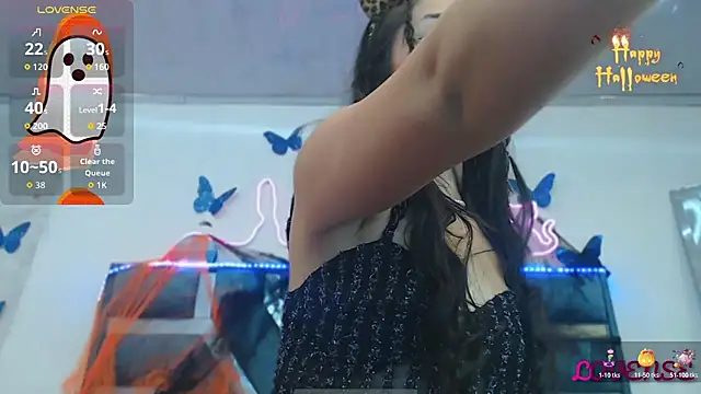 Snapshot of Roxan_Fox- chatting on October 28, 2025, 3:29 am Roxan Fox- online show from October 28, 2025, 3:29 am