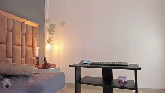 victoriaroyce1 online show from February 5, 2025, 12:17 pm