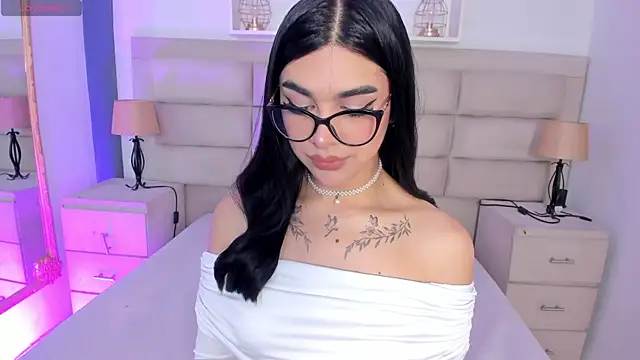 Snapshot of RoseCassie chatting on October 3, 2025, 1:34 pm RoseCassie online show from October 3, 2025, 1:34 pm