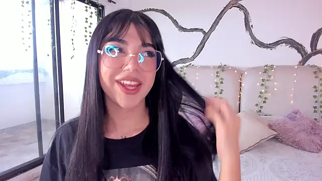 Snapshot of RoseCassie chatting on October 31, 2025, 1:52 pm RoseCassie online show from October 31, 2025, 1:52 pm