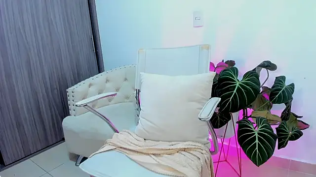 Snapshot of Sara_Leblanc chatting on October 7, 2025, 3:13 pm Sara Leblanc online show from October 7, 2025, 3:13 pm