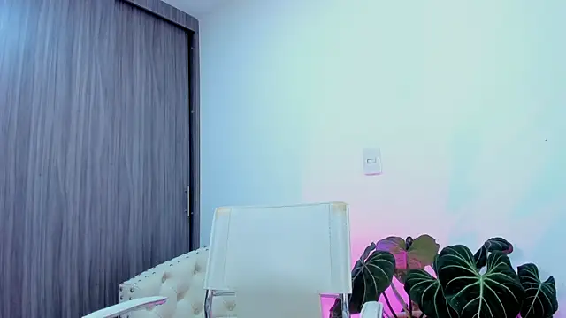 Snapshot of Sara_Leblanc chatting on October 1, 2025, 3:05 pm Sara Leblanc online show from October 1, 2025, 3:05 pm