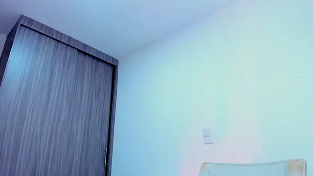 Snapshot of Sara_Leblanc chatting on October 23, 2025, 4:05 pm Sara Leblanc online show from October 23, 2025, 4:05 pm