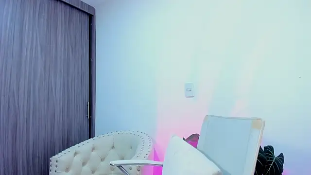 Snapshot of Sara_Leblanc chatting on September 26, 2025, 3:08 pm Sara Leblanc online show from September 26, 2025, 3:08 pm