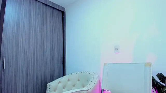 Snapshot of Sara_Leblanc chatting on October 14, 2025, 3:23 pm Sara Leblanc online show from October 14, 2025, 3:23 pm