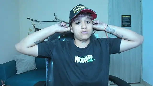 Snapshot of Dominick_jones chatting on October 28, 2025, 5:29 am Dominick jones online show from October 28, 2025, 5:29 am