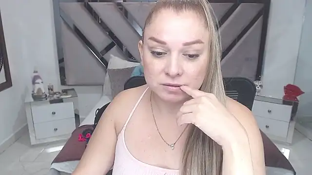 Snapshot of natalia5560 chatting on March 11, 2025, 2:51 pm natalia5560 online show from March 11, 2025, 2:51 pm