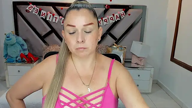 Snapshot of natalia5560 chatting on September 23, 2025, 12:01 pm natalia5560 online show from September 23, 2025, 12:01 pm