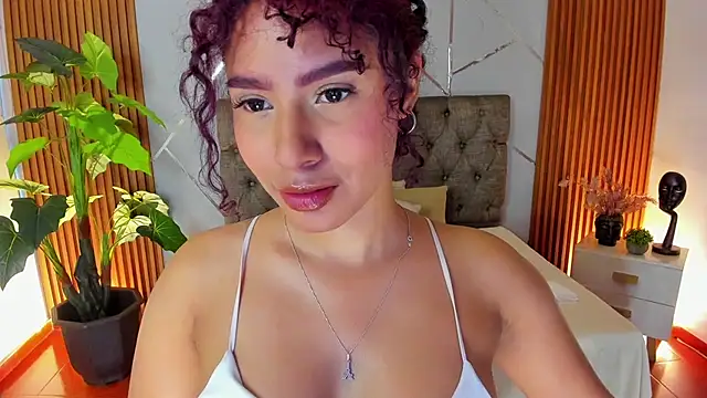 charlottee white online show from December 4, 2025, 7:57 pm