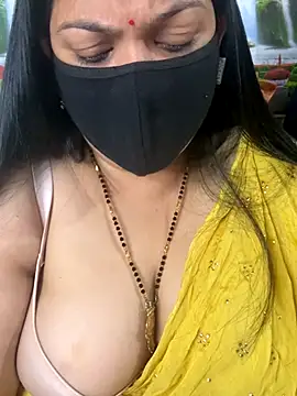 Snapshot of FlatVincy4 chatting on October 28, 2025, 5:18 am FlatVincy4 online show from October 28, 2025, 5:18 am