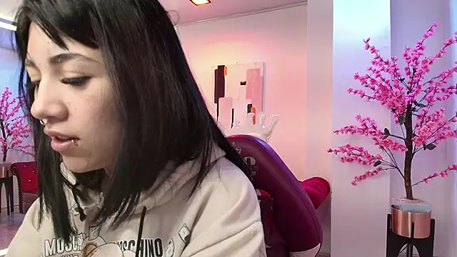 Leia queens online show from September 17, 2025, 12:07 pm