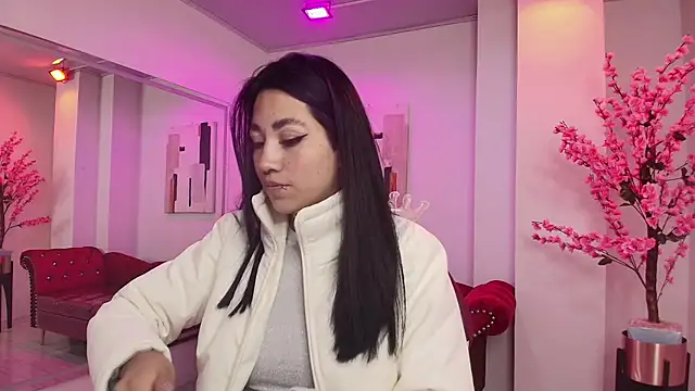 Leia queens online show from March 12, 2025, 11:21 am