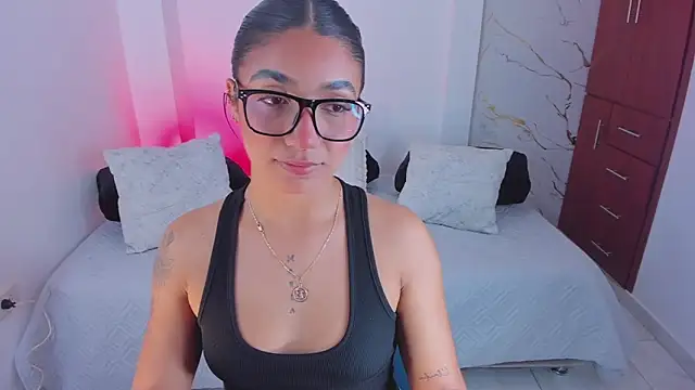 martina roldam online show from April 3, 2026, 4:08 am