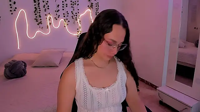 Snapshot of emmaTorres1 chatting on October 10, 2025, 2:29 pm emmaTorres1 online show from October 10, 2025, 2:29 pm