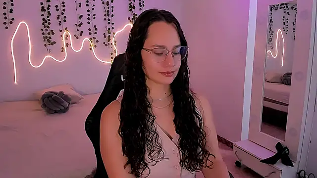 Snapshot of emmaTorres1 chatting on October 15, 2025, 2:14 pm emmaTorres1 online show from October 15, 2025, 2:14 pm