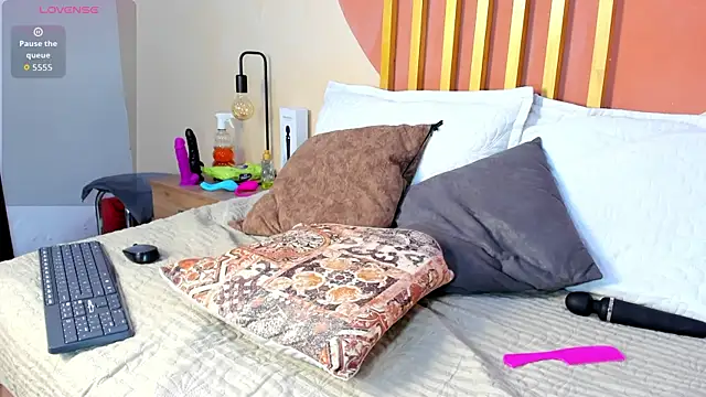 Snapshot of Nicole_Angels_ chatting on October 17, 2025, 7:59 pm Nicole Angels  online show from October 17, 2025, 7:59 pm