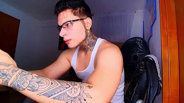 DennisWalkerr online show from October 10, 2025, 12:00 am