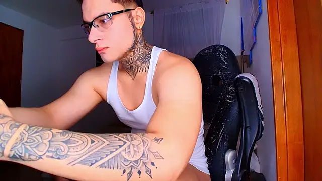 DennisWalkerr online show from October 2, 2025, 11:52 pm