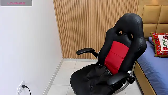 Snapshot of LOLAMAXI chatting on December 3, 2025, 3:18 am LOLAMAXI online show from December 3, 2025, 3:18 am