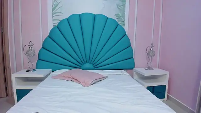 Daphne Fox  online show from February 19, 2025, 8:33 am