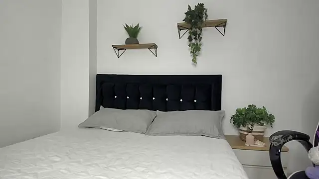 naughty 1girl online show from October 26, 2025, 5:24 pm