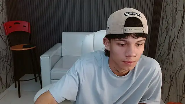 Snapshot of andy_dan18 chatting on October 23, 2025, 3:43 pm andy dan18 online show from October 23, 2025, 3:43 pm