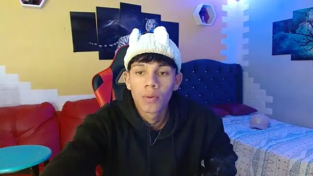 Snapshot of andy_dan18 chatting on October 7, 2025, 3:13 pm andy dan18 online show from October 7, 2025, 3:13 pm