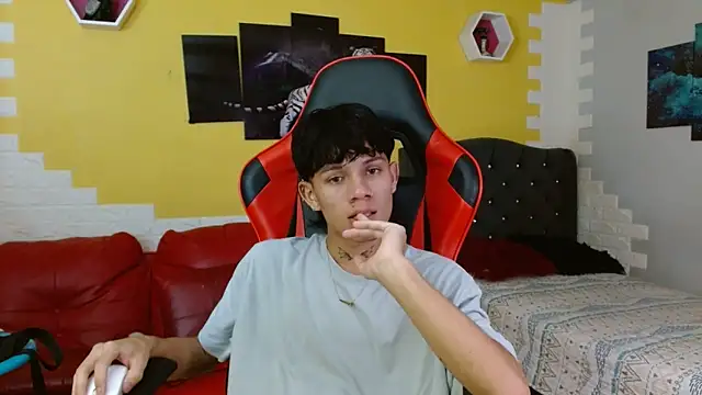 Snapshot of andy_dan18 chatting on October 14, 2025, 2:17 pm andy dan18 online show from October 14, 2025, 2:17 pm