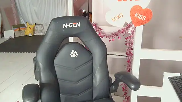 jaslenelovely online show from February 9, 2025, 1:35 pm