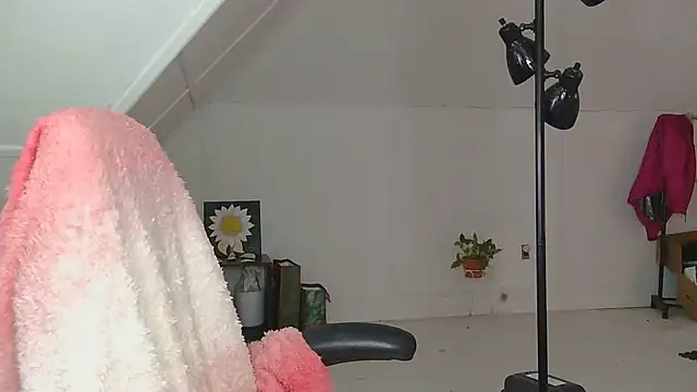 jaslenelovely online show from February 7, 2025, 7:06 pm