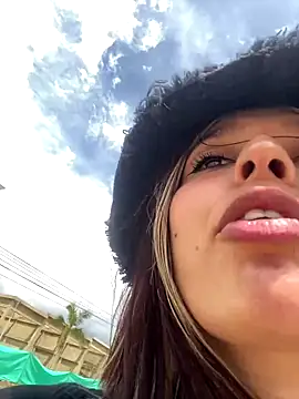 Snapshot of BlueStoneX chatting on October 19, 2025, 6:10 pm BlueStoneX online show from October 19, 2025, 6:10 pm