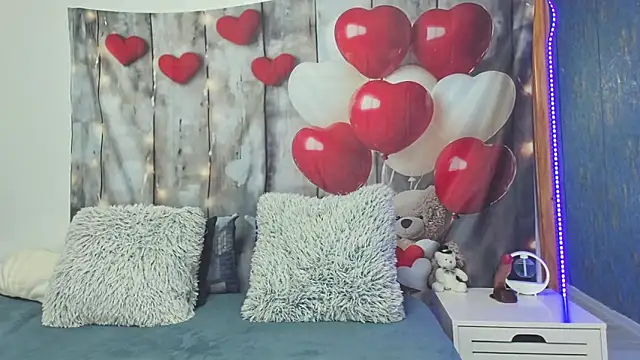 Snapshot of EmaLowe chatting on September 26, 2025, 3:24 am EmaLowe online show from September 26, 2025, 3:24 am