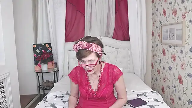 SilviaHart online show from September 30, 2025, 12:44 pm