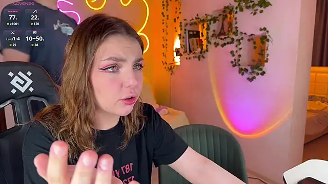 Snapshot of RobertAndLinela chatting on October 6, 2025, 8:04 am RobertAndLinela online show from October 6, 2025, 8:04 am