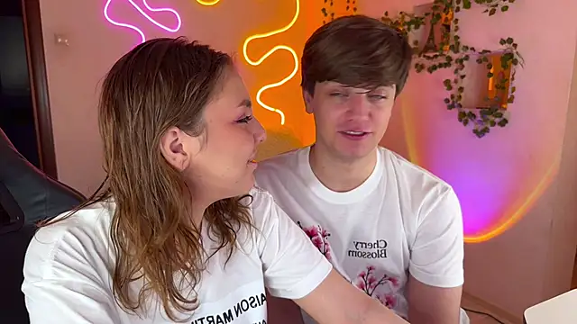 Snapshot of RobertAndLinela chatting on October 10, 2025, 2:23 am RobertAndLinela online show from October 10, 2025, 2:23 am