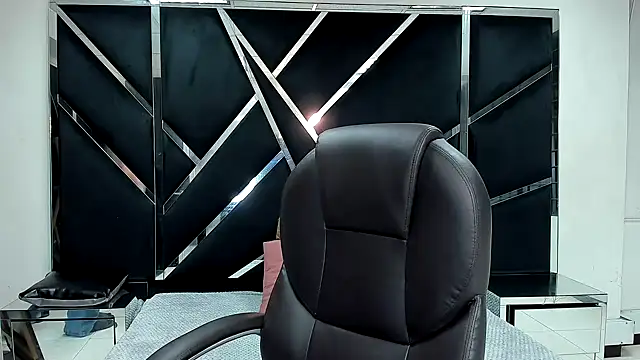 IsabellRodriguez18 online show from October 9, 2025, 3:51 am