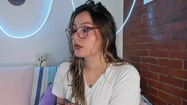 Hazelbrownn2000 online show from March 17, 2025, 5:27 pm