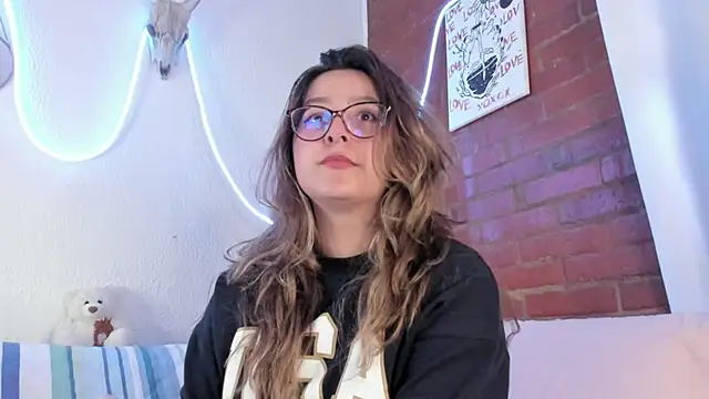 Hazelbrownn2000 online show from March 12, 2025, 4:35 pm