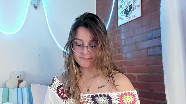 Hazelbrownn2000 online show from March 13, 2025, 5:28 pm