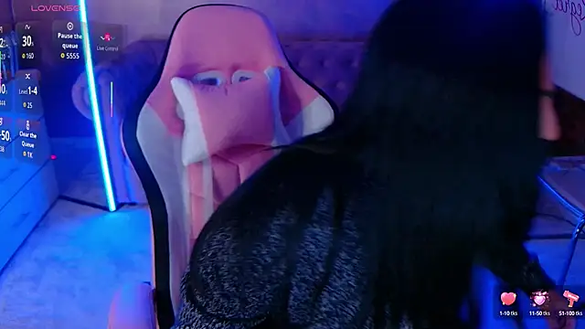 Snapshot of evanew_ chatting on October 24, 2025, 4:50 pm evanew online show from October 24, 2025, 4:50 pm