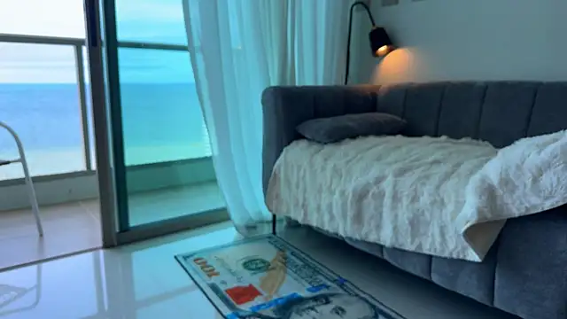 Carolyn Smith online show from September 29, 2025, 1:12 am