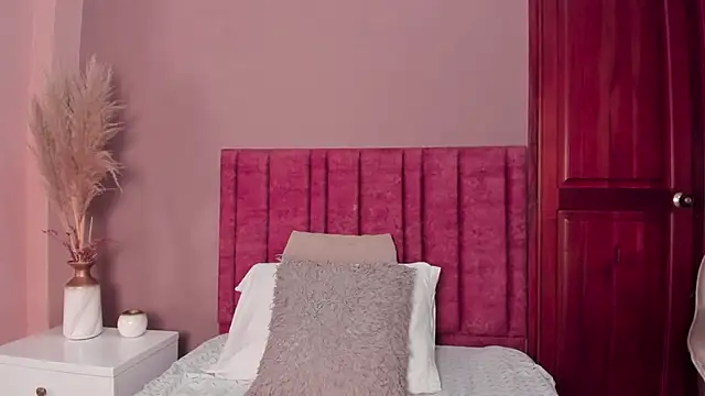 EloiseQuinn online show from January 14, 2026, 1:37 pm