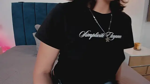 Snapshot of LuciaFerrero chatting on September 18, 2025, 12:57 am LuciaFerrero online show from September 18, 2025, 12:57 am