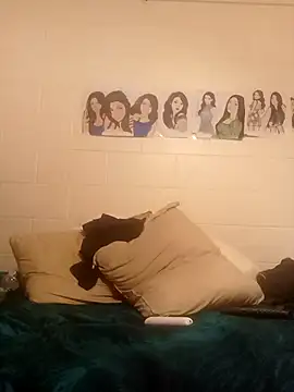 Snapshot of k1oudE chatting on October 6, 2025, 5:19 am k1oudE online show from October 6, 2025, 5:19 am