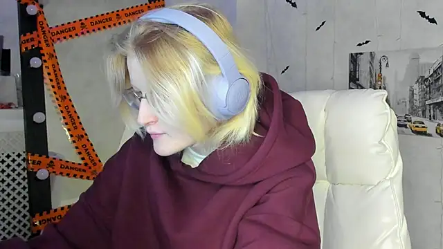 ElizabethHarpper online show from November 12, 2025, 1:54 am