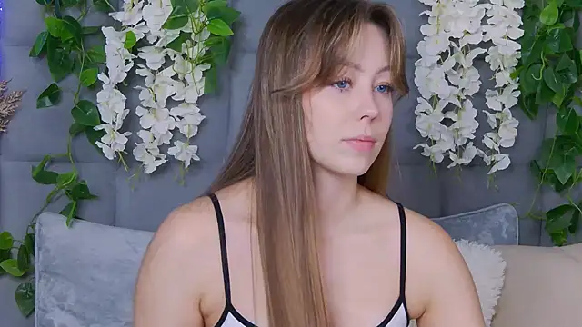 Snapshot of TheEmma chatting on October 24, 2025, 7:40 am TheEmma online show from October 24, 2025, 7:40 am