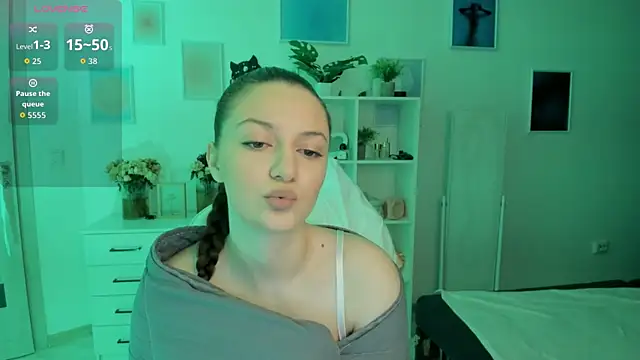 Snapshot of MiaVixxen chatting on September 28, 2025, 4:08 am MiaVixxen online show from September 28, 2025, 4:08 am