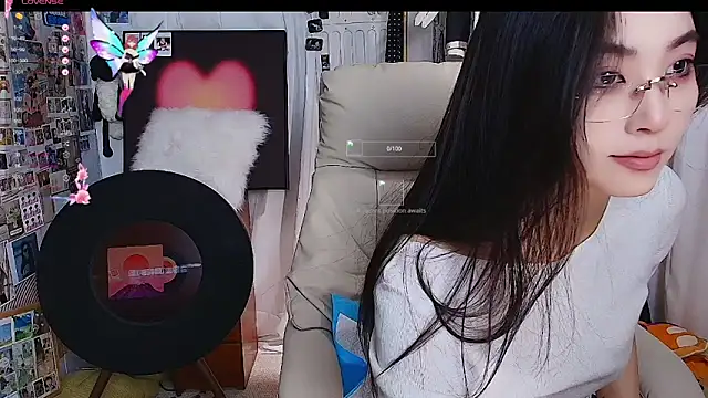 xiaotiantian-76 online show from December 3, 2025, 2:12 am