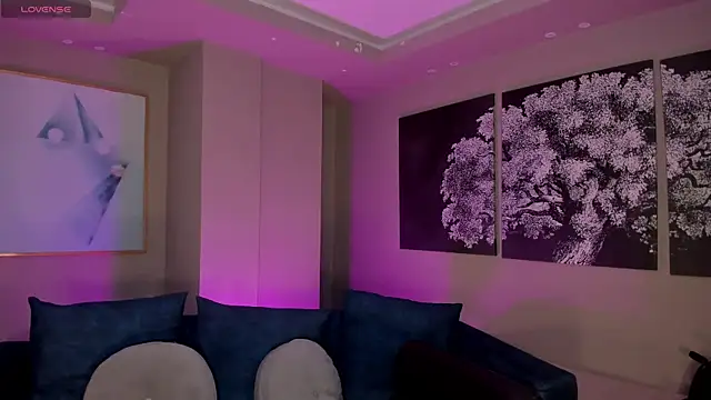 NiaSalvatore online show from November 4, 2025, 7:39 pm